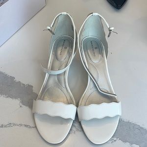 7.5 m white patent wedge Bandolino
